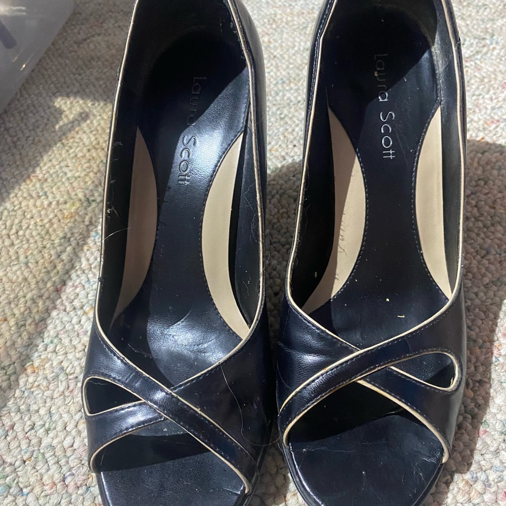 Laura Scott Black w/Tan trim heels